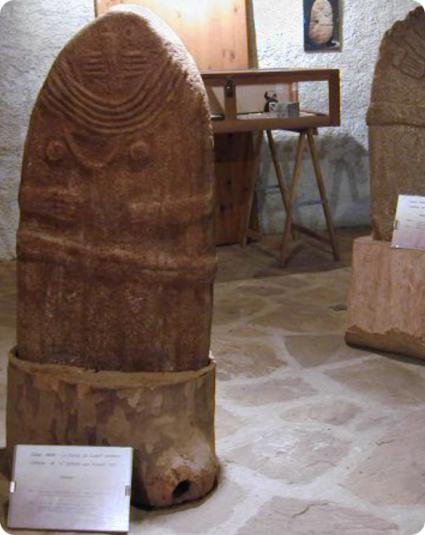 Photo d'une Statue-menhir du musée d'art et de tradition de Damien Bec