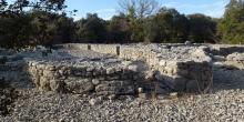 Murs en ruine au village préhistorique de Cambous